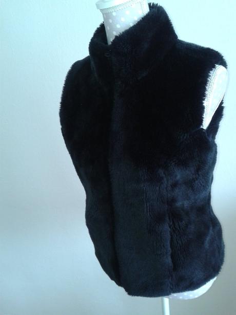 Čierna kožušinová vesta veľ. 38, 38