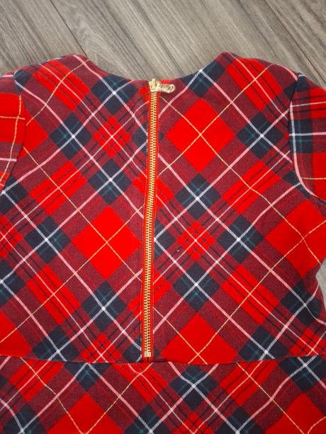 Kárované vianočné šaty, 134