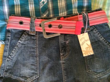 Nenosené riflova sukňa a darceky, 36