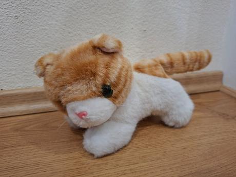 Plyšová mačka (výška cca 15 cm),