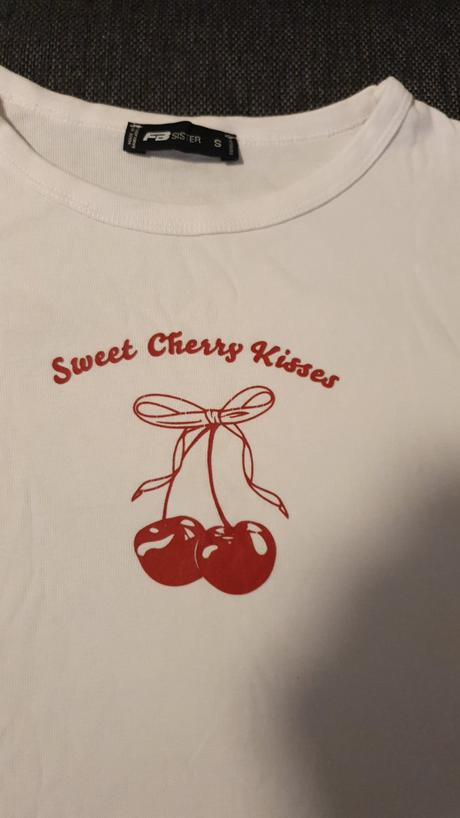 Biely crop top s ceresnami, s