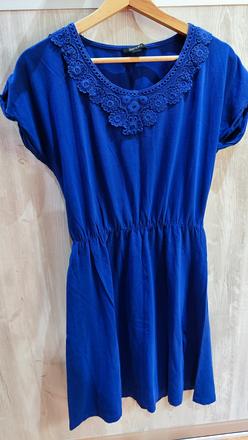 Modré šaty s čipkou, s