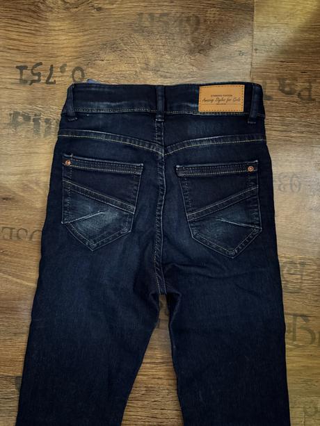 Tmavomodré elastické skinny rifle, takko,134