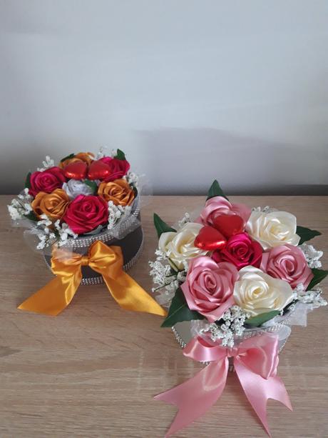 Boxíky plné saténových ruží, 