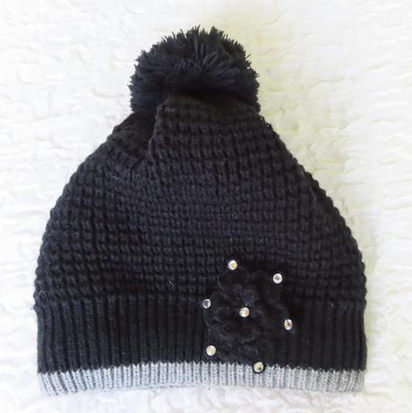 Dámska čiapka s kvetom a perličkami,