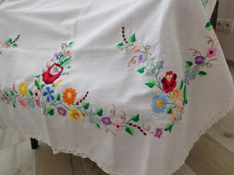 Obrus ručná výšivka top top stav, 143 x 123 cm,, 