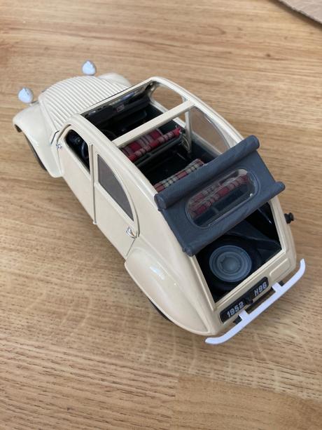 Maisto model auta citroen 2 cv kačka 1/18,