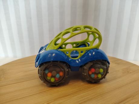 Tmavo modré autíčko oball, rattle&roll, 11,5 cm,