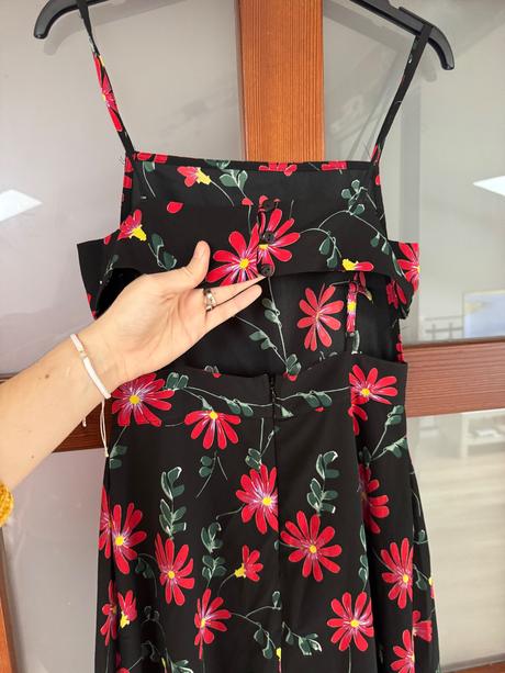 Čierne šaty s kvetmi, xs