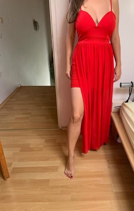 Cervene spoločenské saty, s