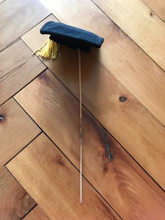 Absolventský klobúčik na paličke,