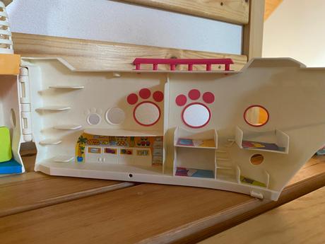 Loď ako domček pre pets shopakov, 