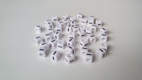 Písmenka kocky biele i,