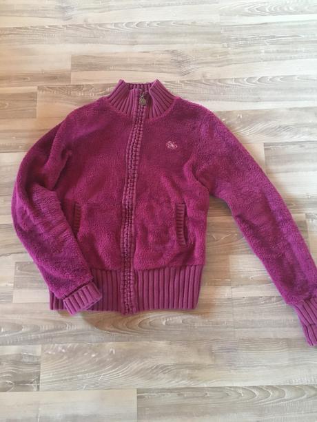 Krasna chlpatka párkrát oblečená, xs