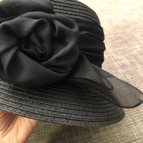 Čierny elegantný dámsky klobúk,