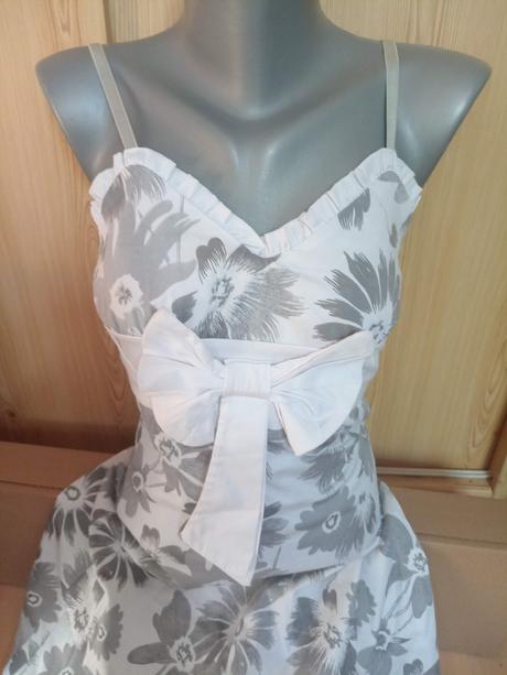 Šaty na ramienka, s