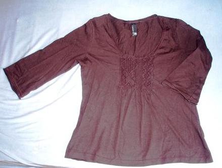 Hnedý top s vyšívanou aplikáciou vo výstrihu , s