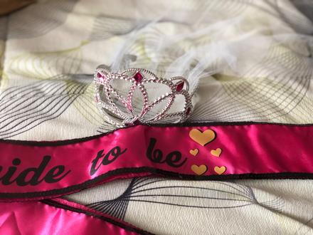 Korunka so závojom a šerpa, 