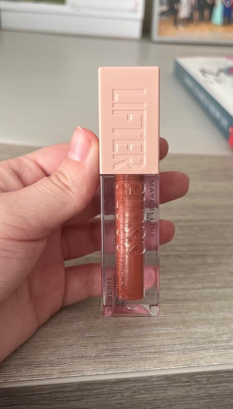 Dekoratívna kozmetika rôznych značiek, 