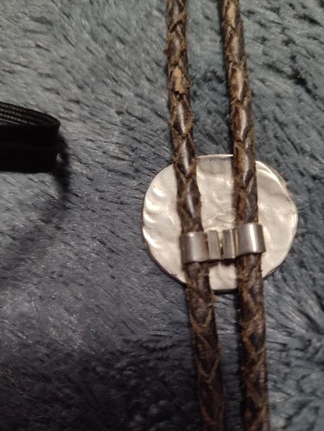 Kozena ozdoba ako kravata,