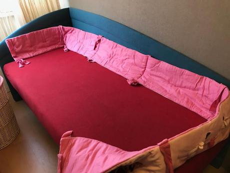 Mantinel na postielku  zn. jacadi  396  x 27,5 cm, 