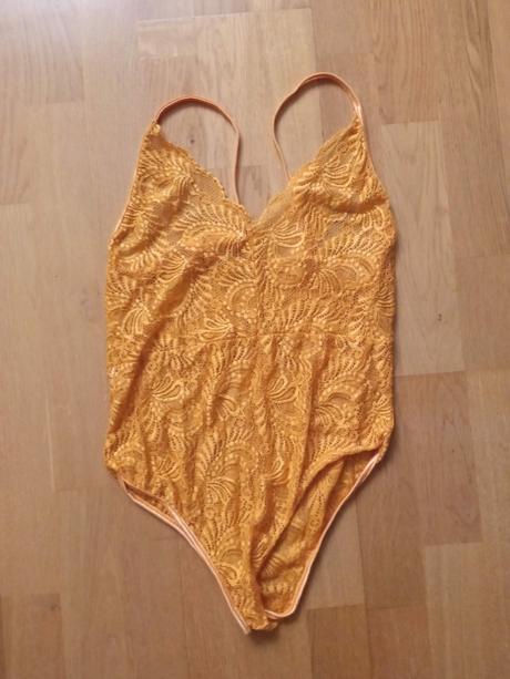 Žlté body na ramienkach veľ s-m, s