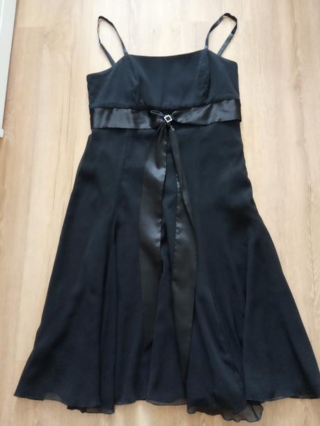 Čierne spoločenské šaty, 40