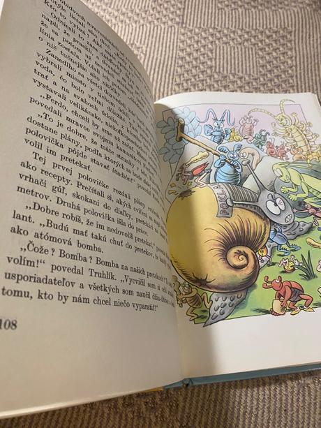 Krásna stará retro kniha ferdo cvičí mravenisko,