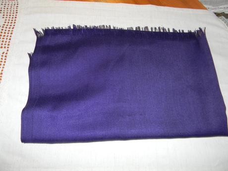 Tmavofialový šál, 