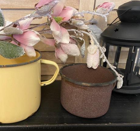 Hnedý smaltovaný hrnček, 