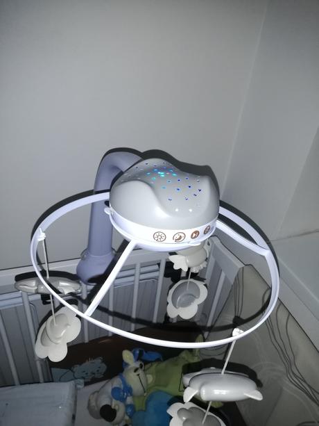 Kolotoč nad postieľku,