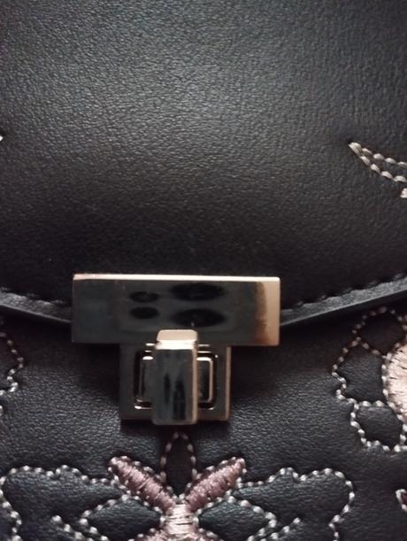 Čierna vyšívaná kabelka, 