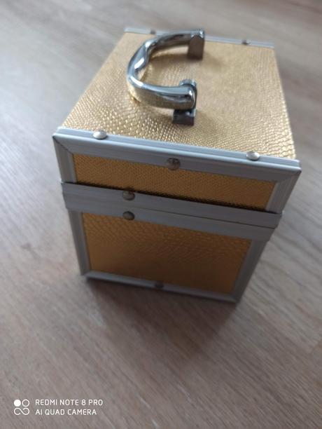 Zlatista sperkovnica, 