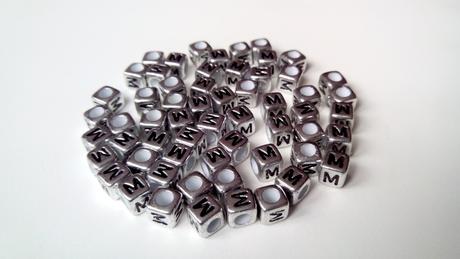 Písmenka strieborné m,