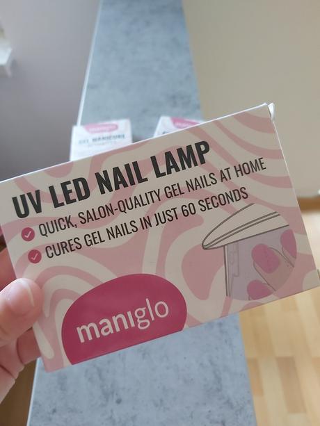 Uv lampa a gélové nálepky na nechty., 