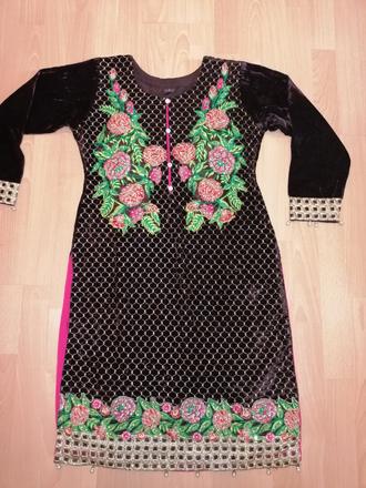 Nádherné vyšívané šaty, m