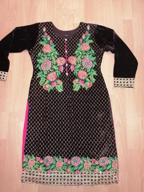 Nádherné vyšívané šaty, m