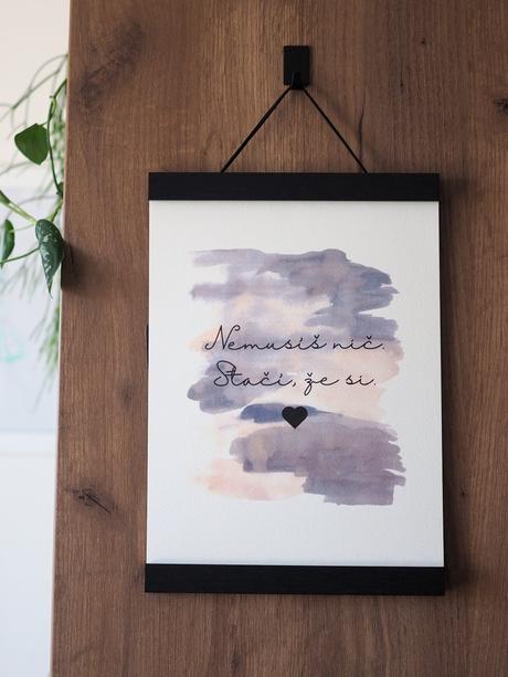 Minimalistický akvarelový art print s textom,