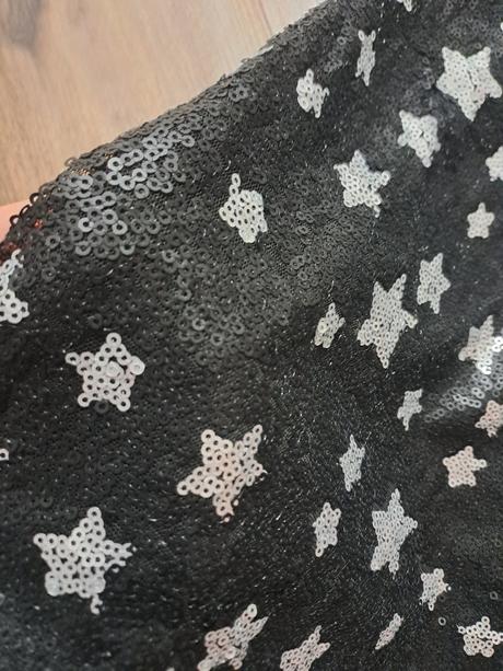 Krásne flitrované šaty, 140