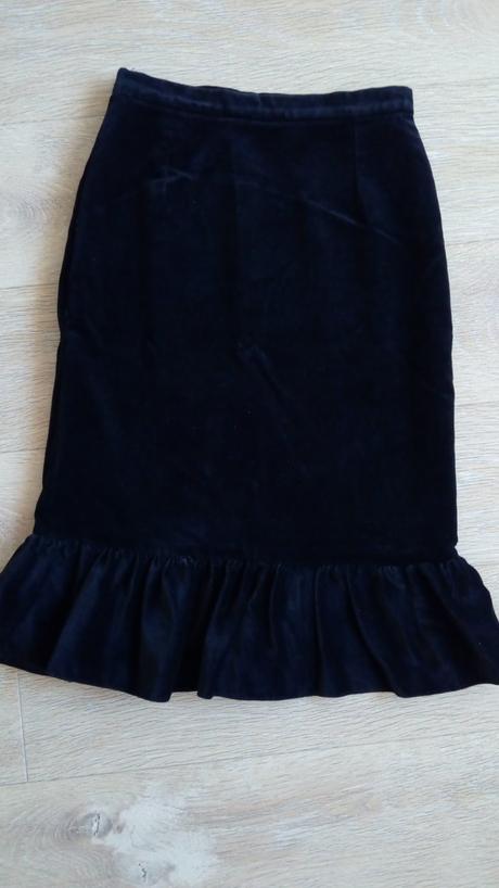 Čierna zamatová sukňa, 164