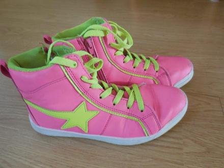 Vyššie tenisky, 34