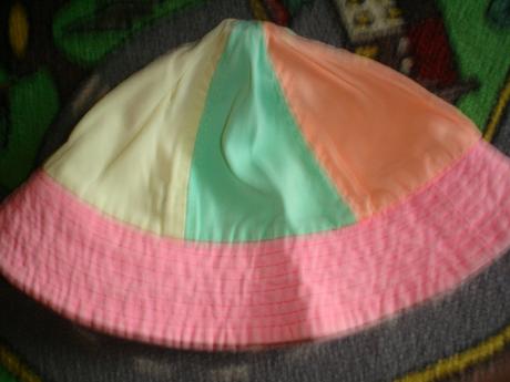 Farebný klobúčik, 86