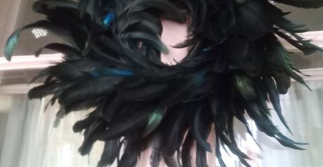 Veľký veniec z čierneho kohútieho peria,