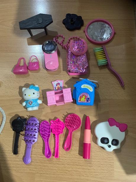 Rozne doplnky pre bábiky,