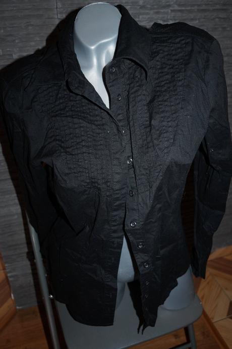 Kosela s holym krkom na chrbate, m