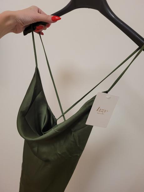 Šaty holý chrbát, s