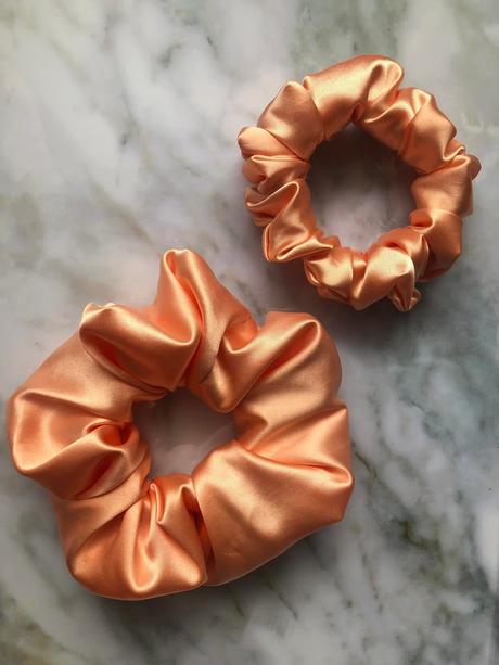 Saténová gumička scrunchie marhuľová, 