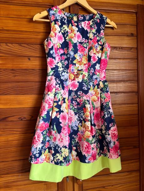 Tmavomodre kvietkovane saty, 36