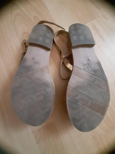 Zlaté nízke sandále zn. suredelle, 39
