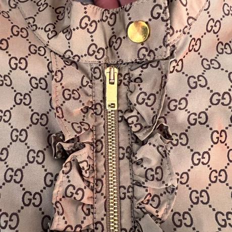 Gucci logo zlatá bunda s volánom a trikolórougucci, 104